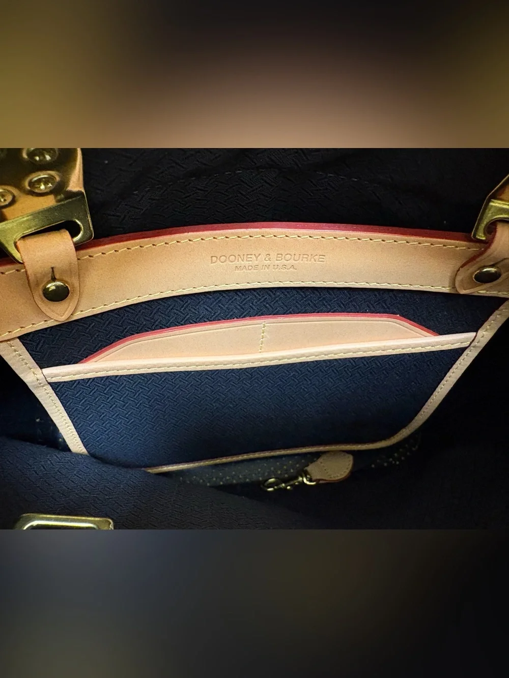Vintage Y2K, Dooney, and Bourke shoulder bag.LIKE NEW CONDITION!